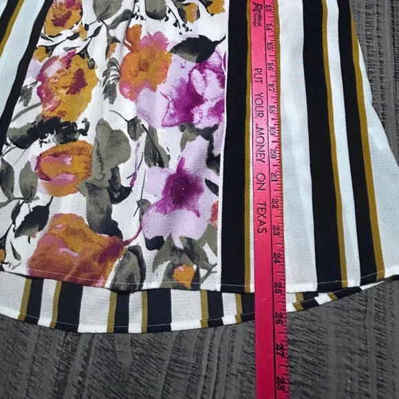 Fig and Flower Multicolor Floral Blouse - Picture 8 of 9